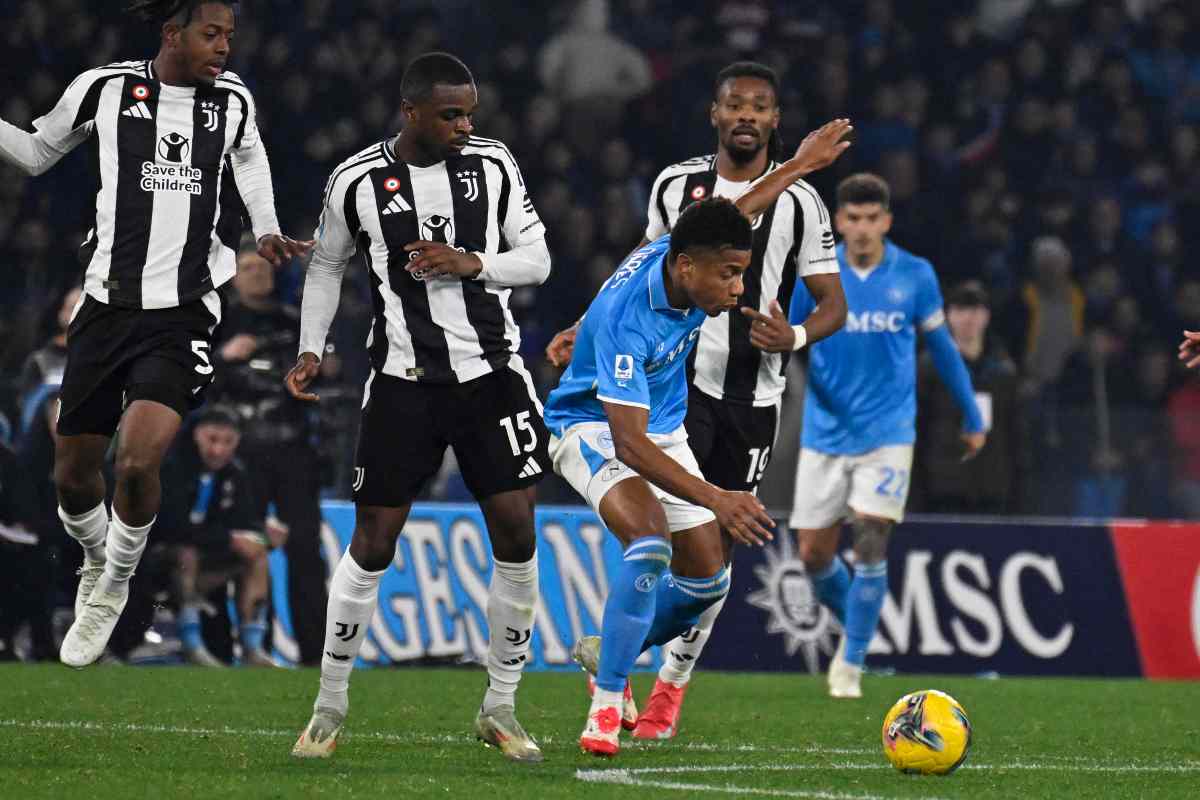 calciatori di napoli e juve in campo
