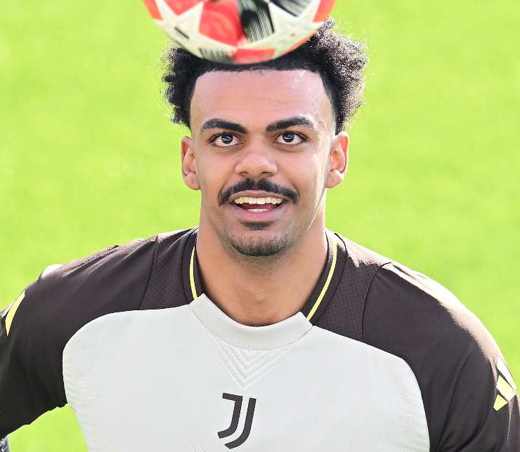 renato veiga colpisce di testa in allenamento