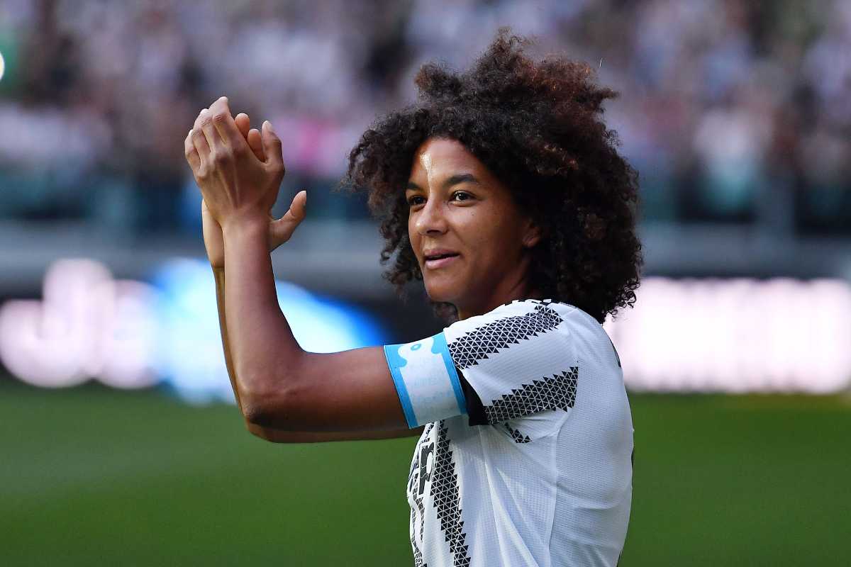 sara gama batte le mani in campo