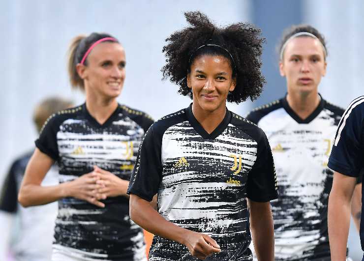 sara gama corre durante il riscaldamento insieme alle compagne