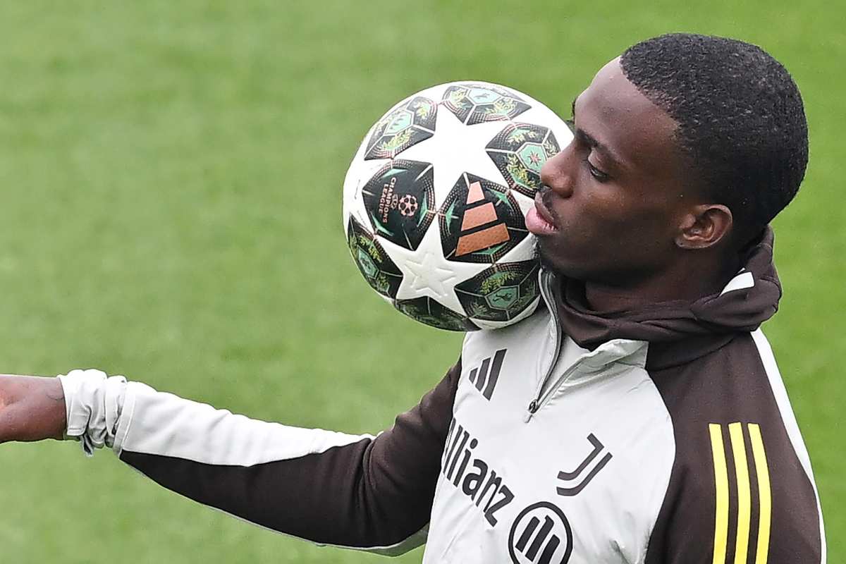 weah con la palla sulla spalla