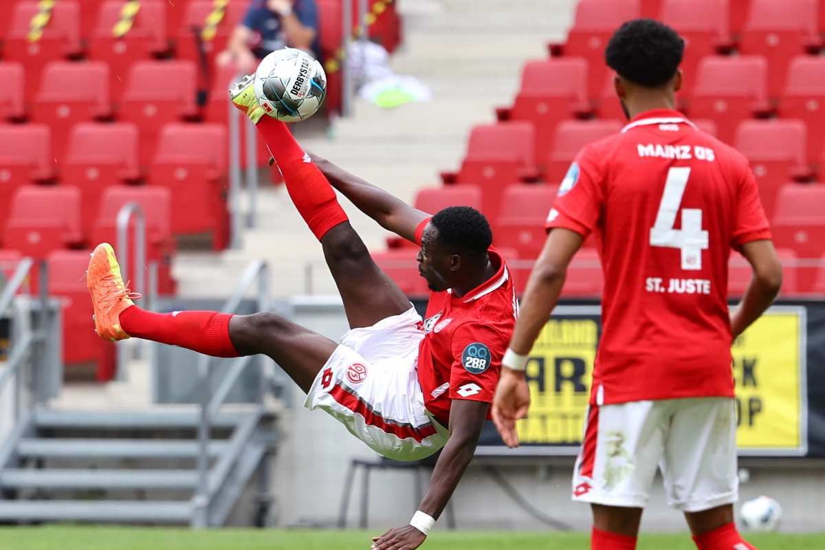 Mateta colpisce la palla in rovesciata