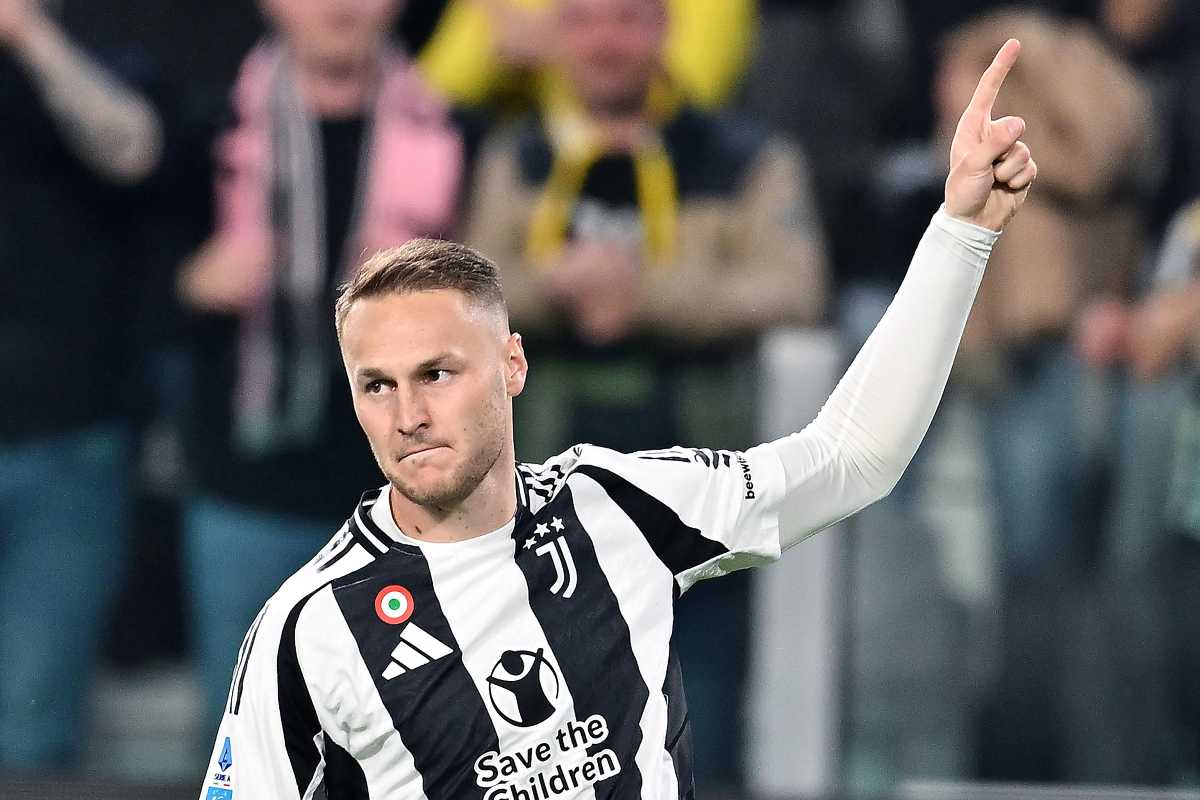 koopmeiners alza la mano