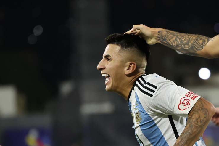 almada esulta e gli tiene i capelli