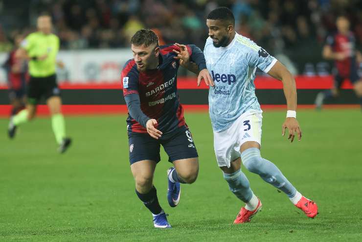 bremer marca un avversario in cagliari-juventus