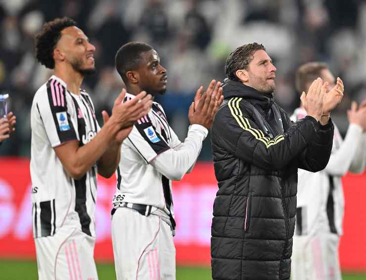 squadra juve sotto la curva a battere le mani