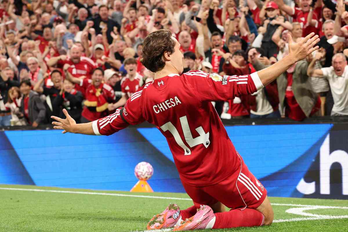 chiesa esulta scivolando sotto la kop