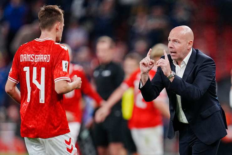 damsgaard con il ct dela danimarca che gli da indicazioni