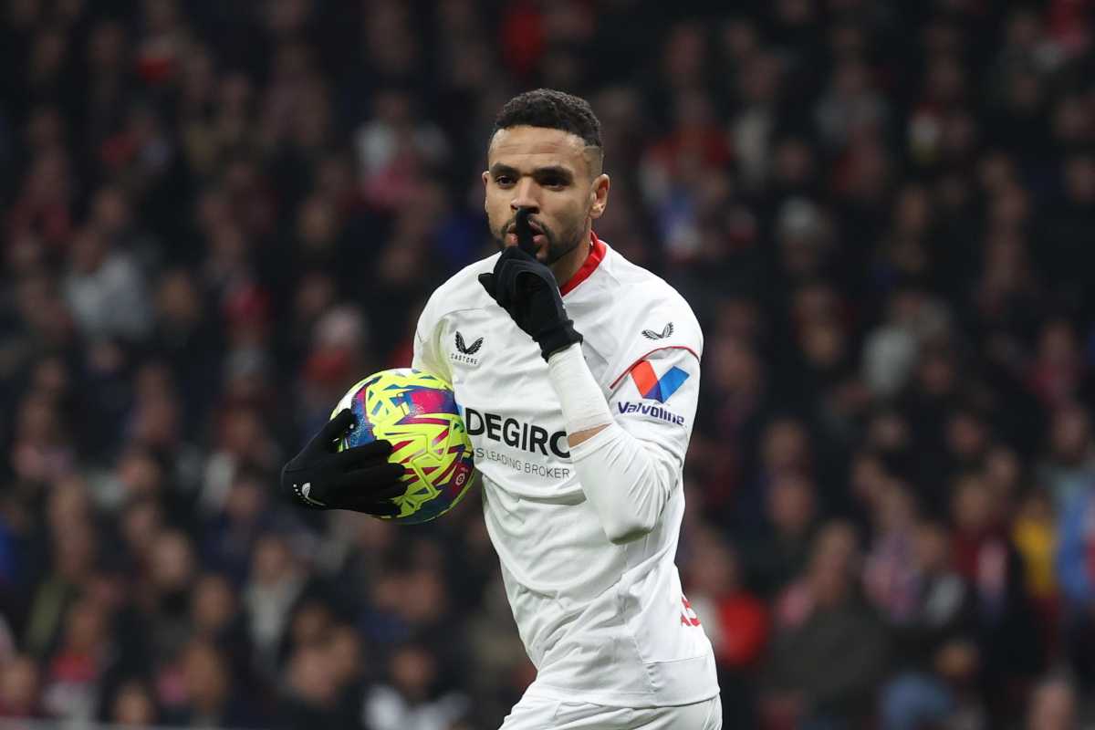 en nesyri fa silenzio dopo un gol e porta via la palla