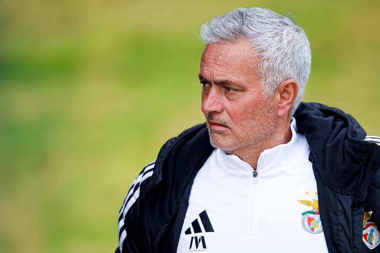 mourinho con la maglia d'allenamento