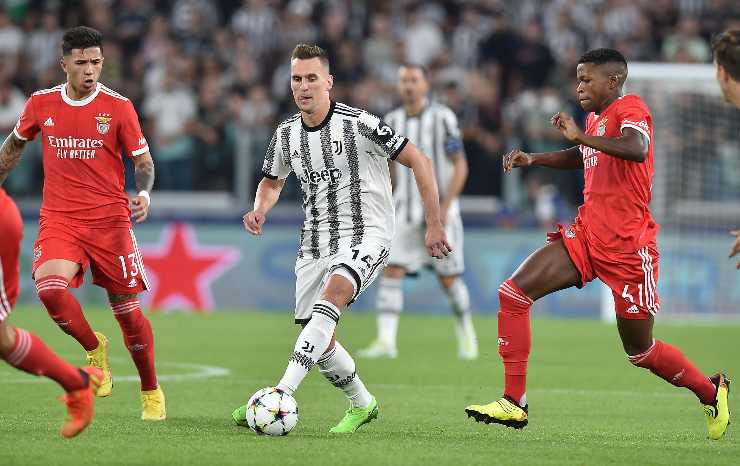 Milik gioca il pallone in una gara contro il benfica