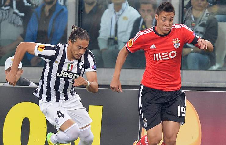 caceres affronta un avversario del benfica