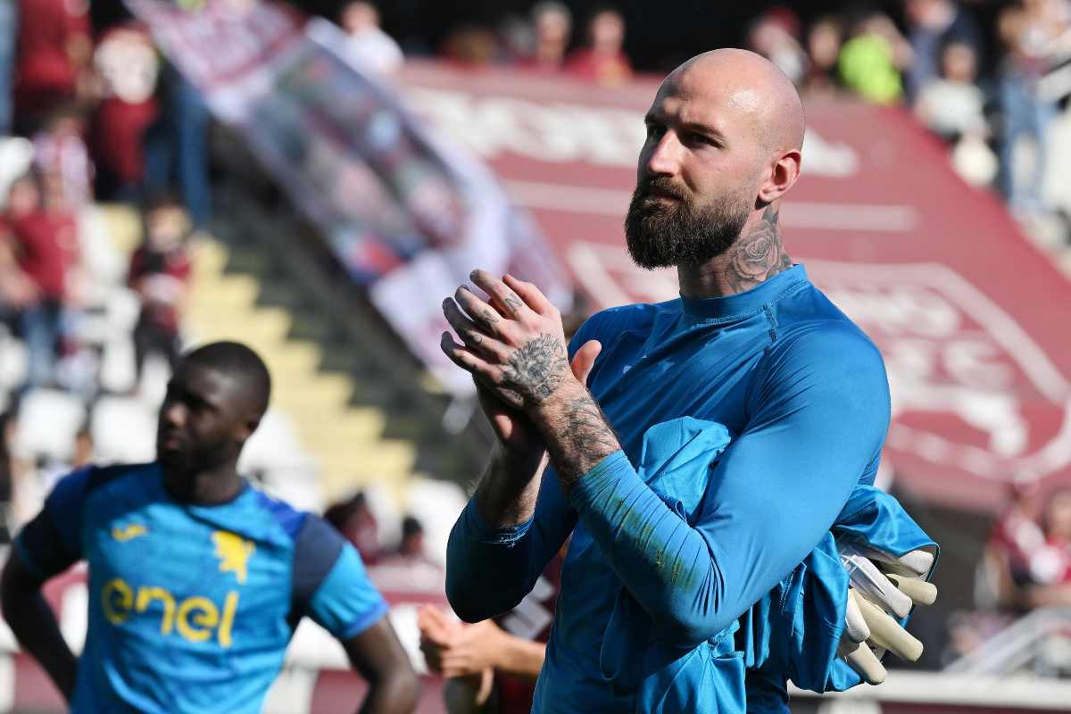 milinkovic-savic batte le mani sotto la curva