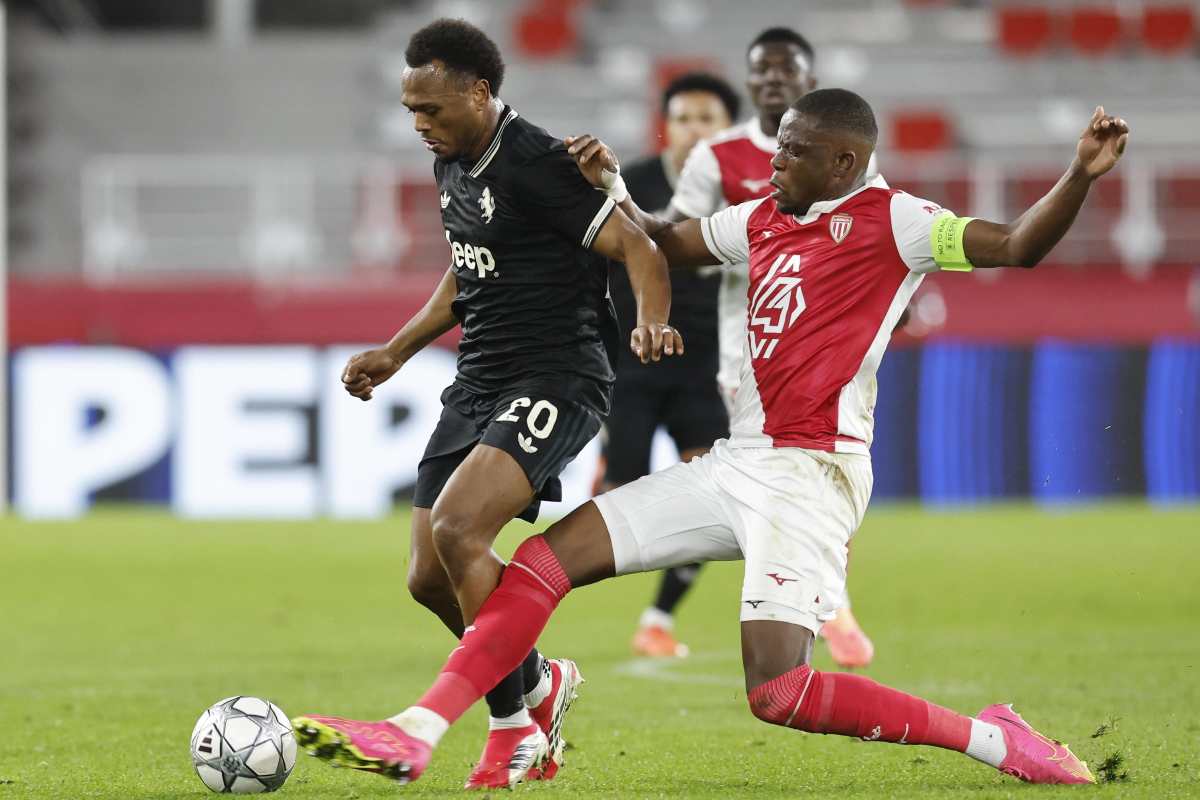 openda prova un dribbling su zakaria