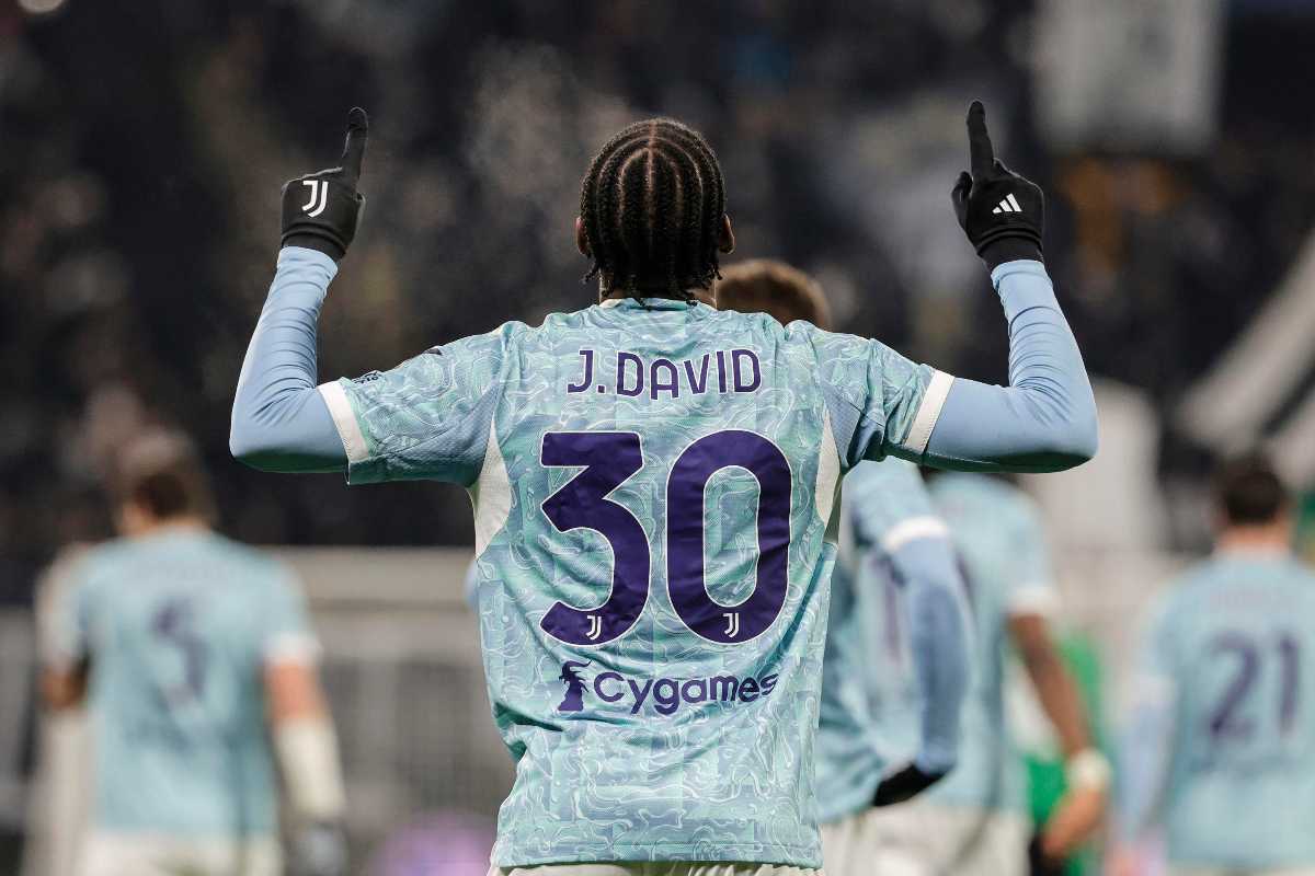 david esulta con le mani al cielo