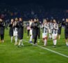 i calciatori della juventus a centrocampo