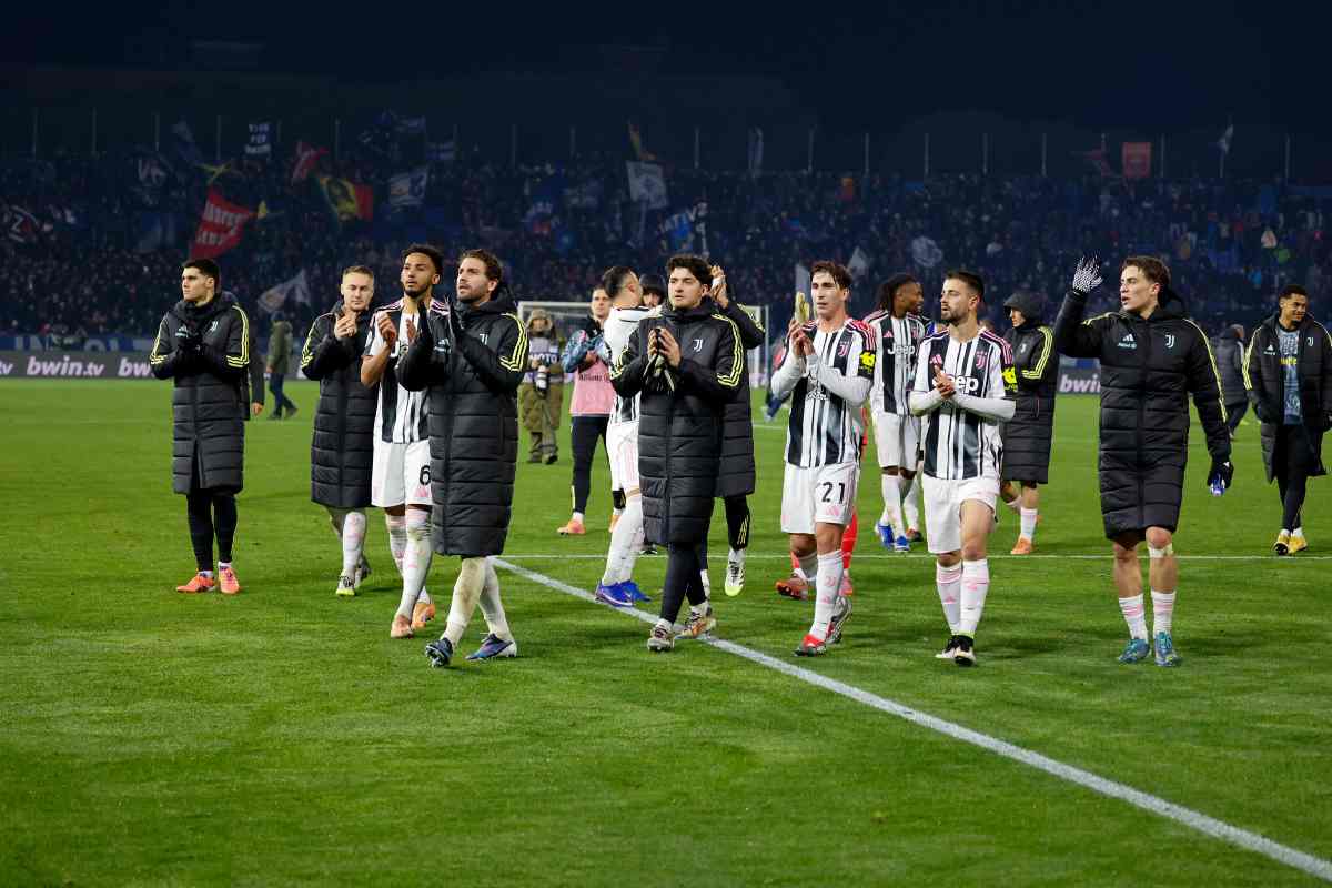 i calciatori della juventus a centrocampo