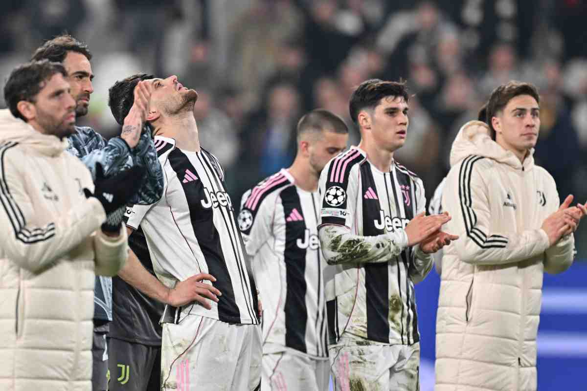 La squadra della Juve delusa dopo il fischio finale
