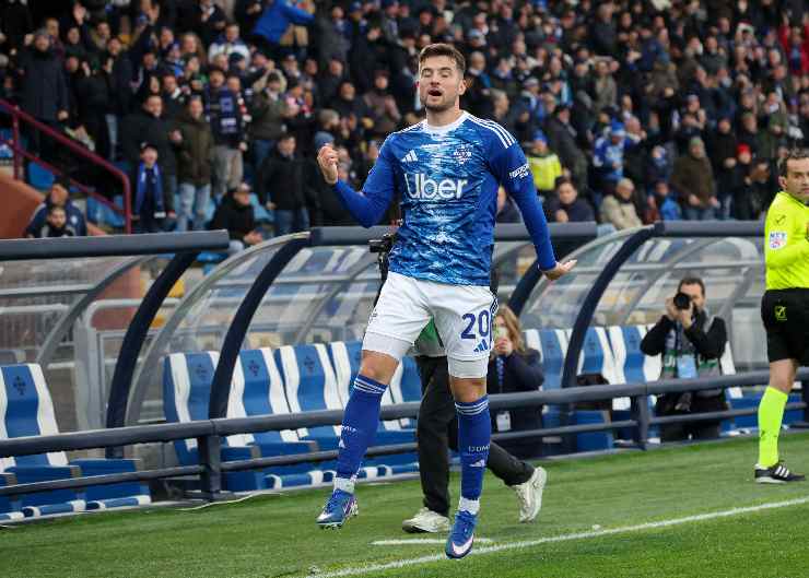 Martin Baturina esulta dopo un gol