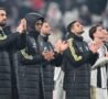 giocatori juventus sotto la curva battono le mani