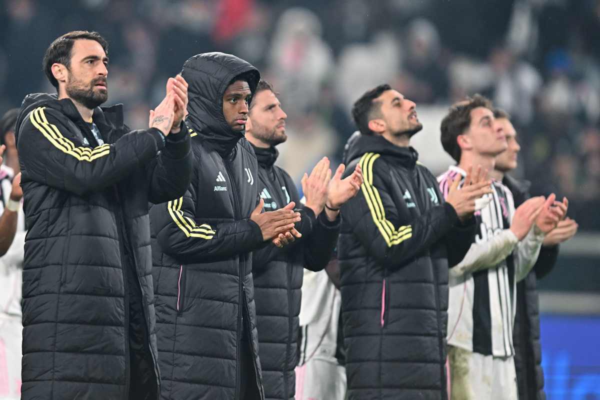 giocatori juventus sotto la curva battono le mani