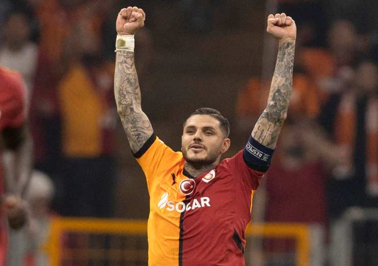 icardi alza le mani al cielo