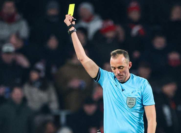 Joao Pinheiro mostra un cartelino giallo