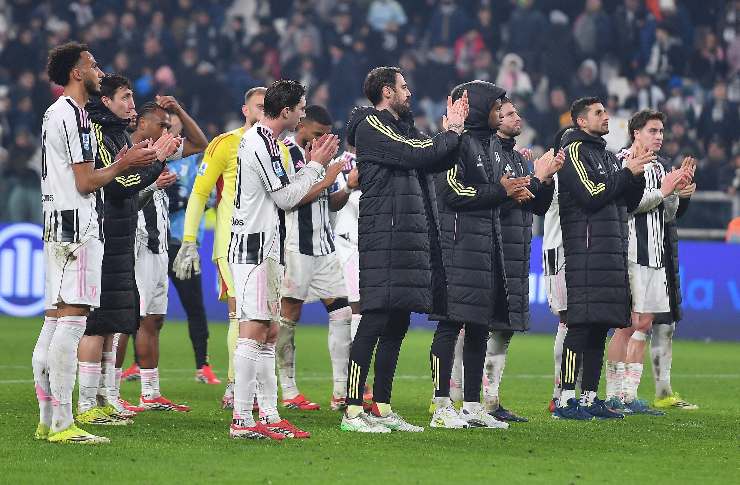 calciatori battono le mani