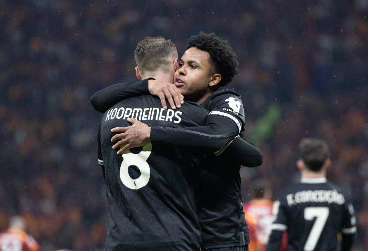 koop e mckennie si abbracciano