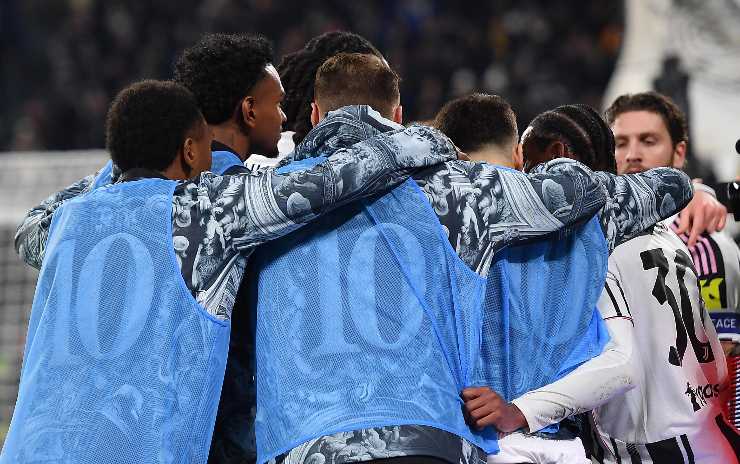 calciatori juve esultano dopo un gol