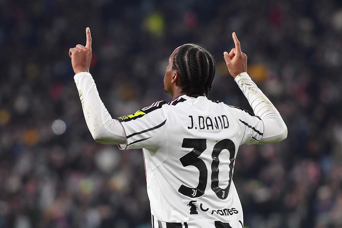 david esulta con le mani al cielo