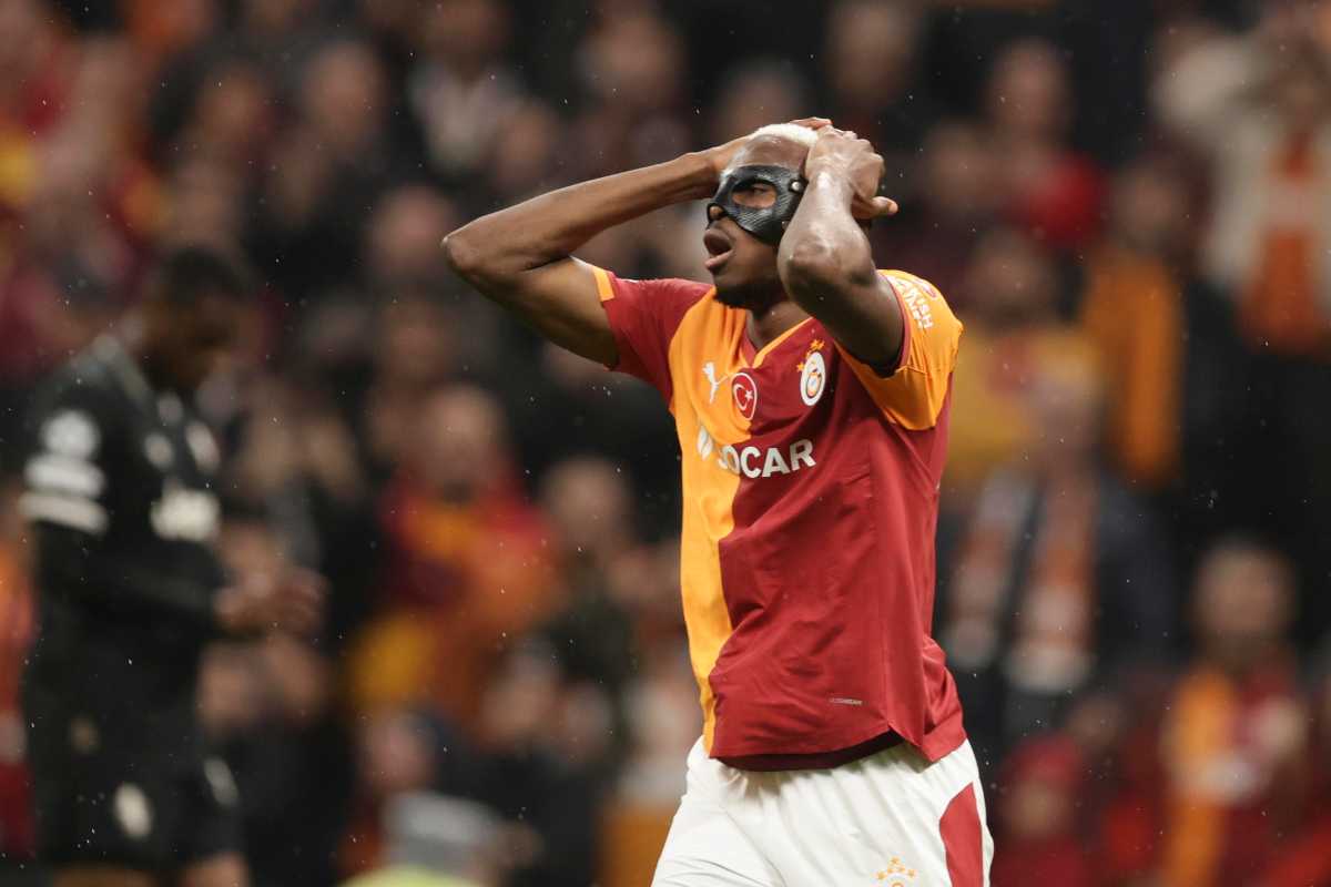 osimhen con le mani sui capelli