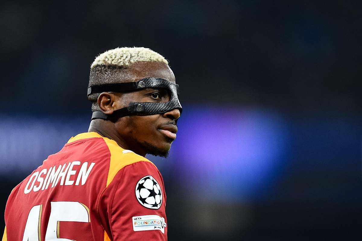 Victor Osimhen in primo piano