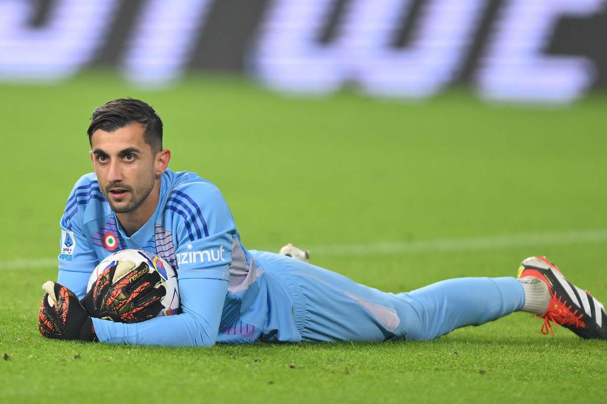 perin disteso abbraccia il pallone