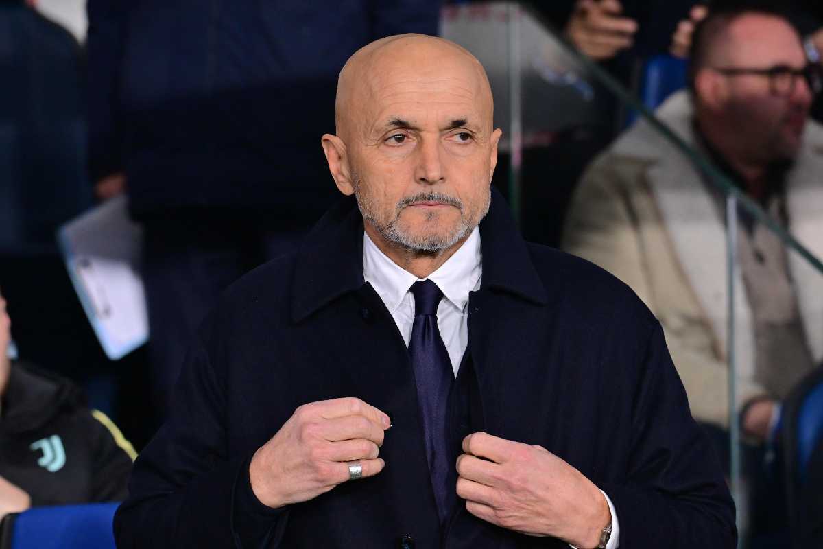 Spalletti si sistema la giacca