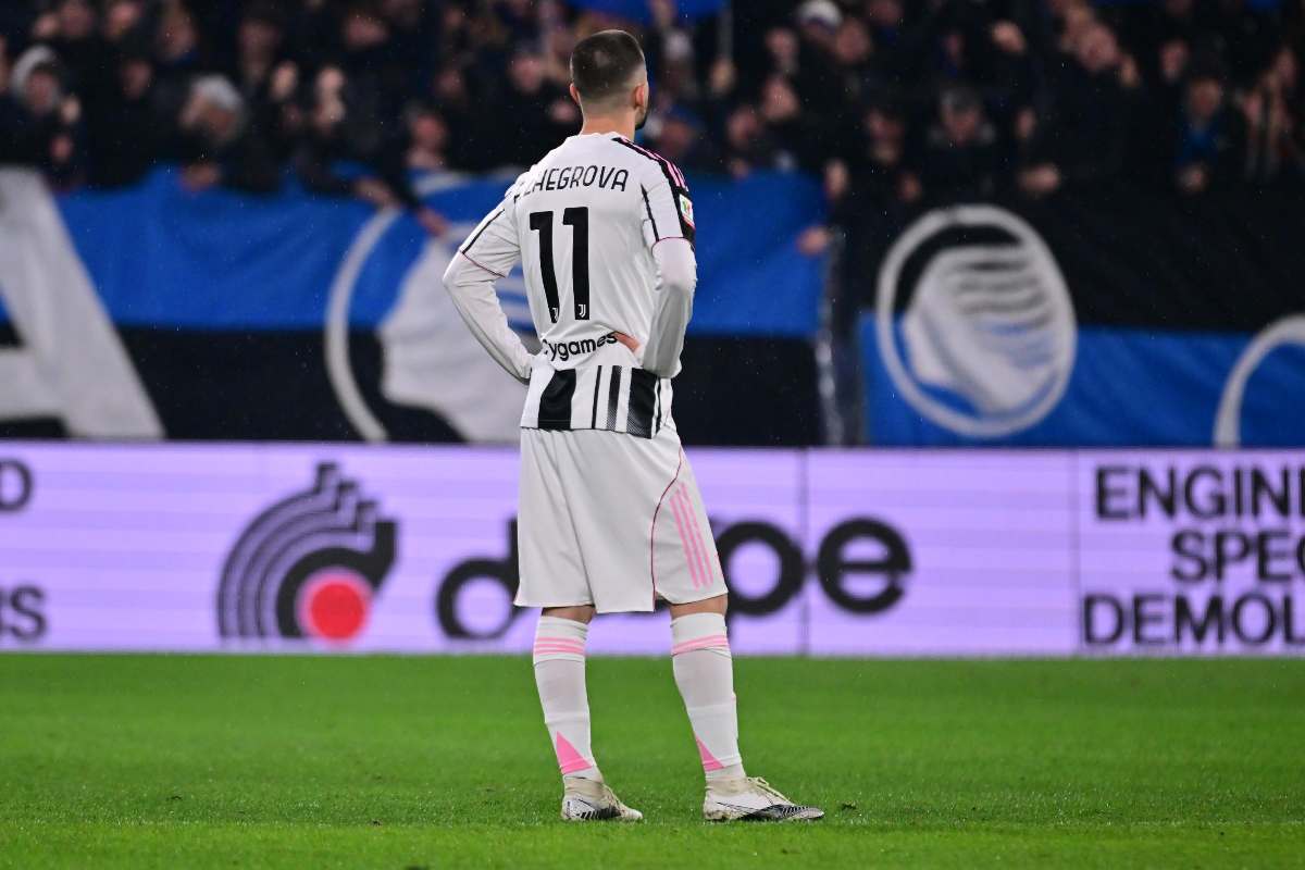 zhegrova con le mani sui fianchi