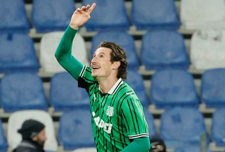 Andrea Pinamonti esulta dopo un gol