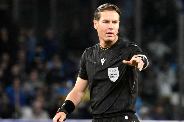 Danny Makkelie durante la gara tra Napoli e Sporting Lisbona