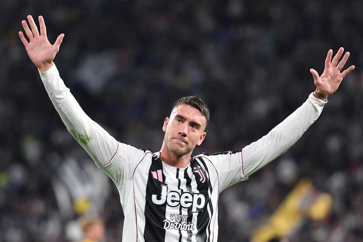 Dusan Vlahovic esulta dopo un gol con la Juve
