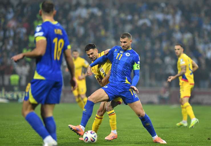 Edin Dzeko in campo con la Bosnia