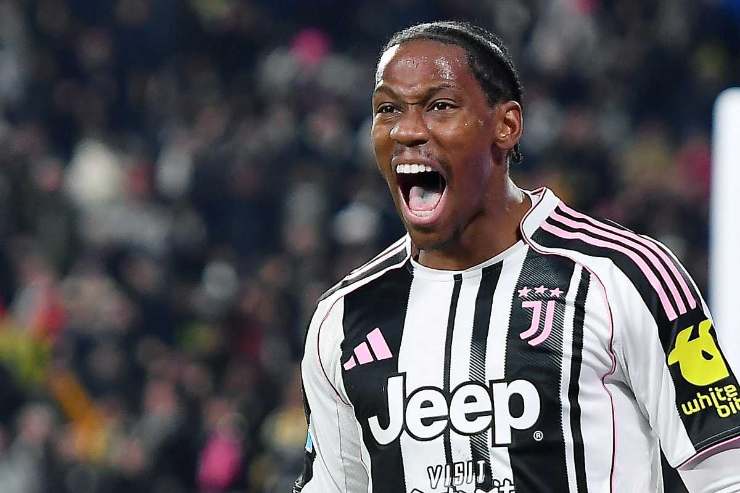 Kolo Muani in campo con la maglia della Juve, esulta dopo un gol