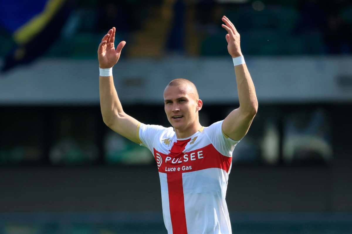 Leo Ostigard esulta dopo un gol