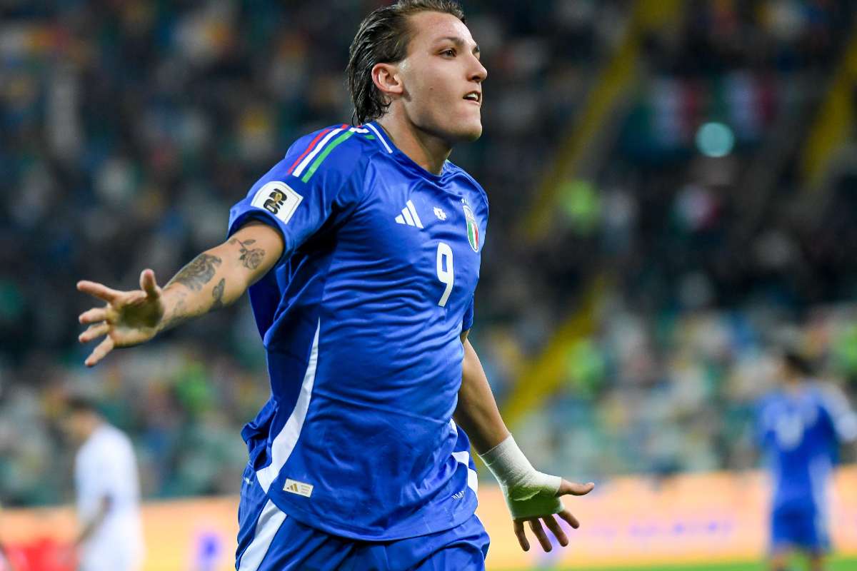 Mateo Retegui esulta dopo un gol con la maglia dell'Italia