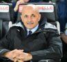 spalletti sorridente seduto in panchina