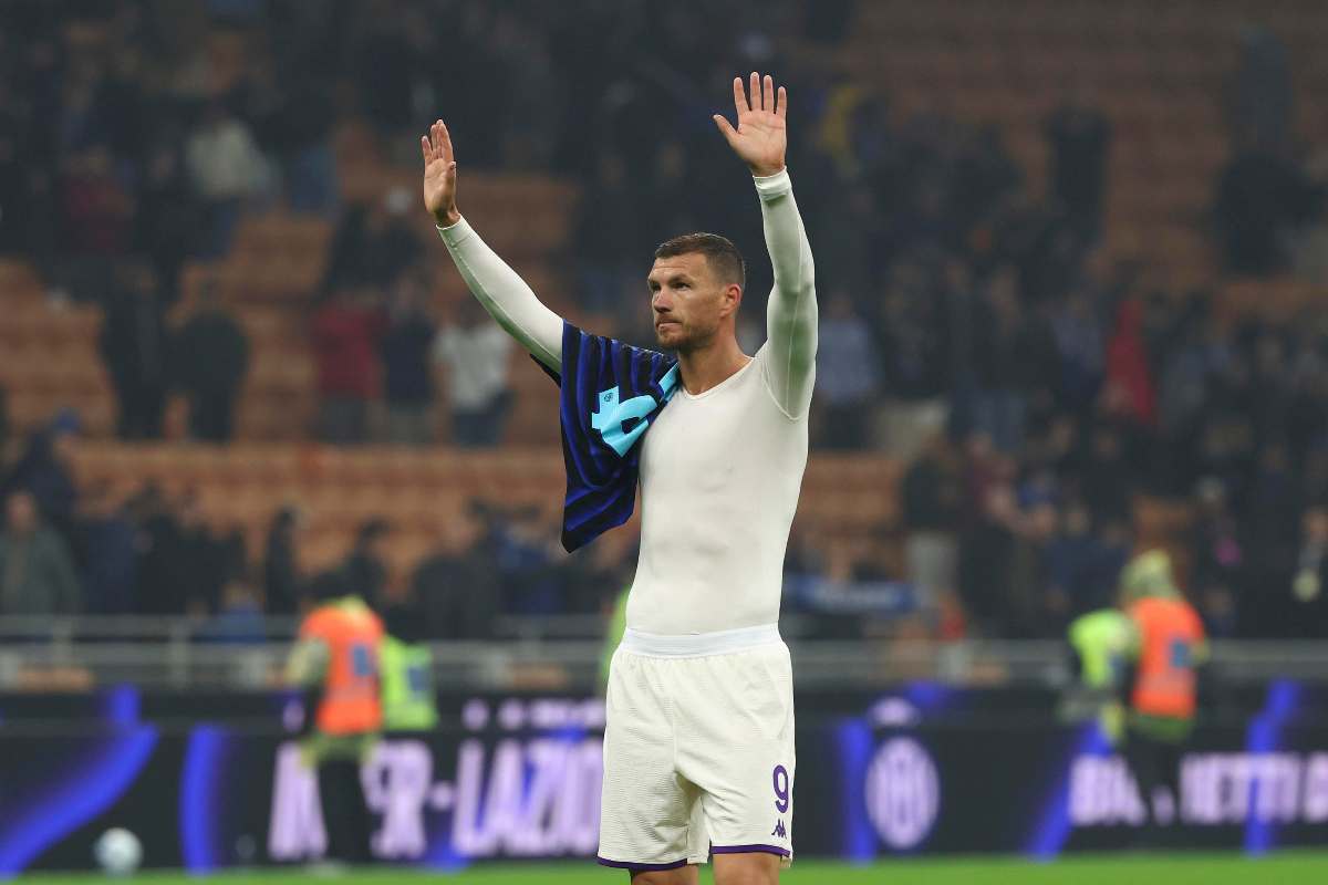 dzeko  saluta la curva