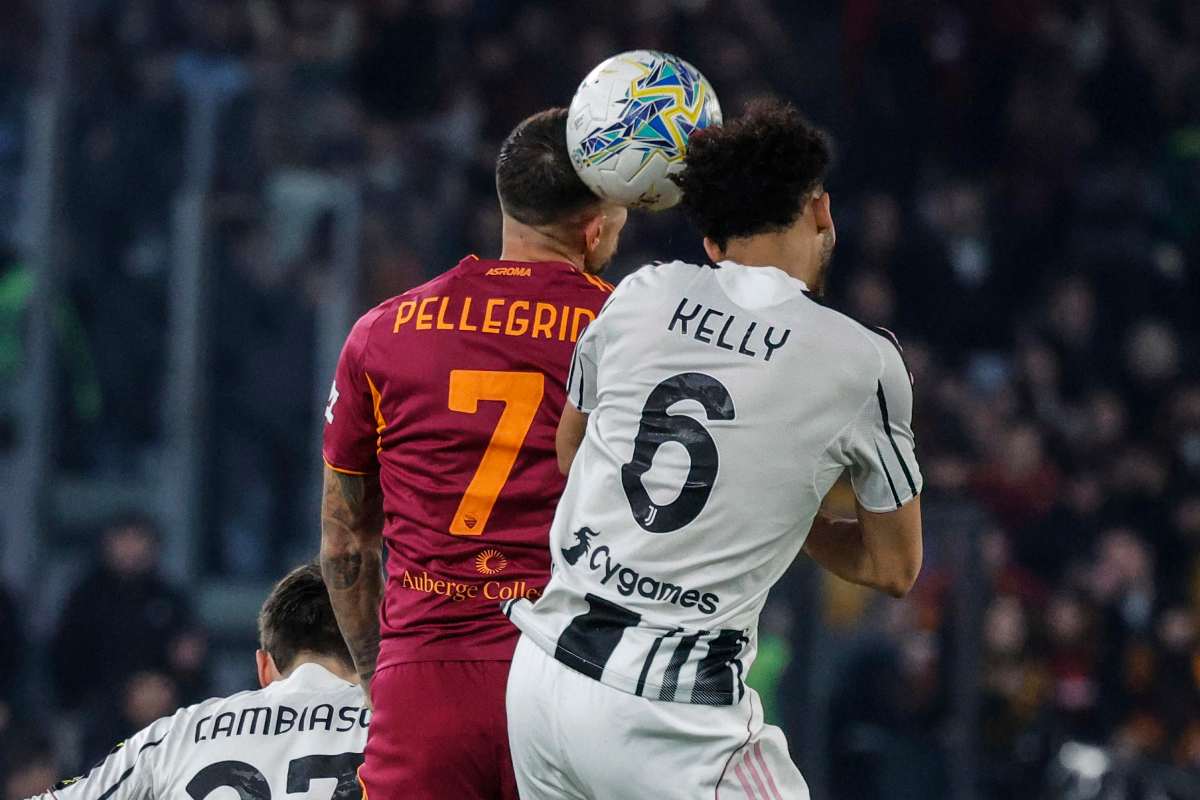 kelly colpisce di testa