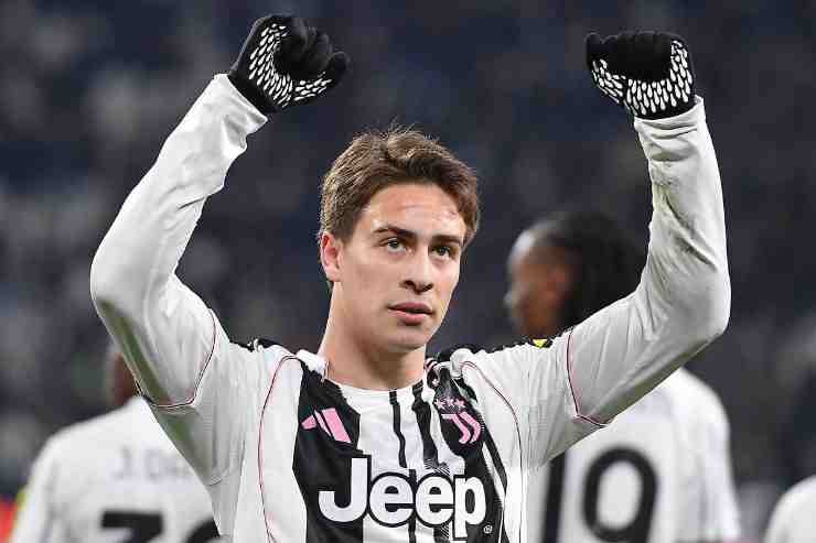 Kenan Yildiz con le braccia al cielo