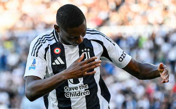 kolo muani indica lo stemma sul petto