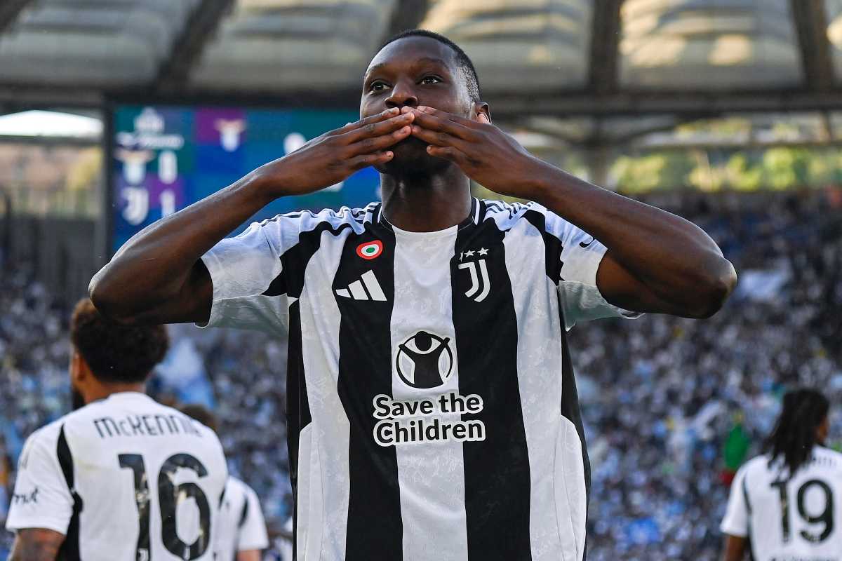 kolo muani manda un bacio ai tifosi