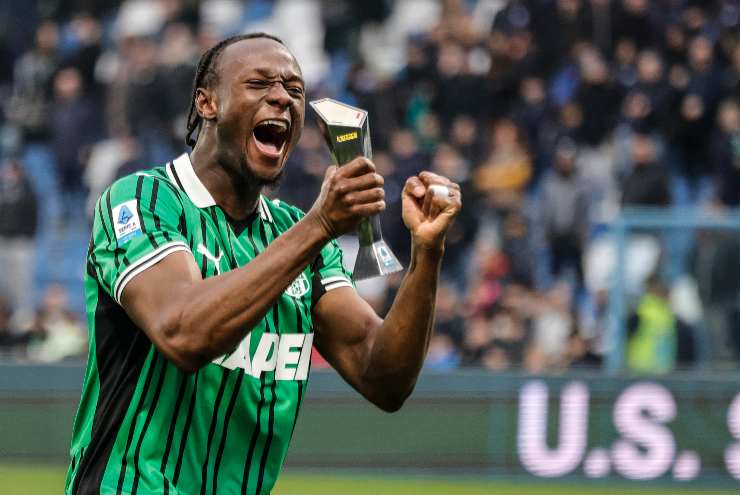 kone esulta con un premio in mano